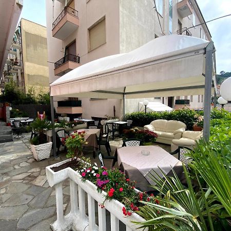 Hotel Riz Finale Ligure Exterior photo